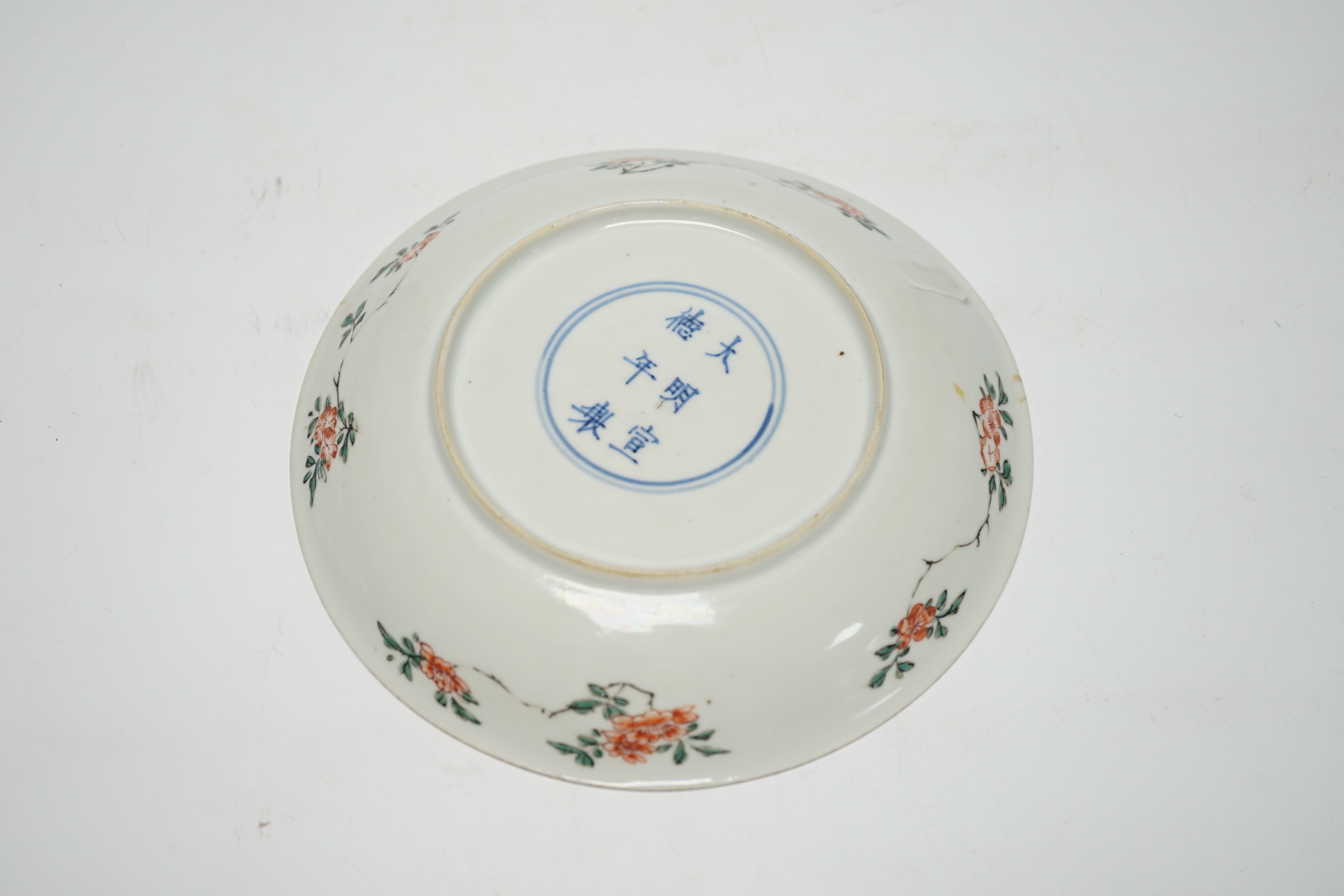 A Chinese famille verte saucer dish, Xuande mark, Kangxi period, 16cm diameter